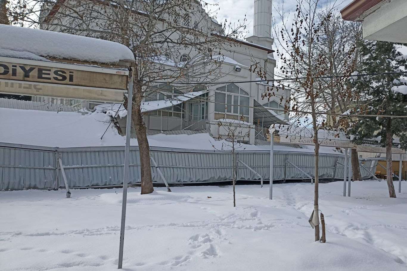 Gaziantep’te biriken kar nedeniyle caminin ön kısmındaki çatı çöktü Gaziantep’te biriken kar nedeniyle caminin ön kısmındaki çatı çöktü